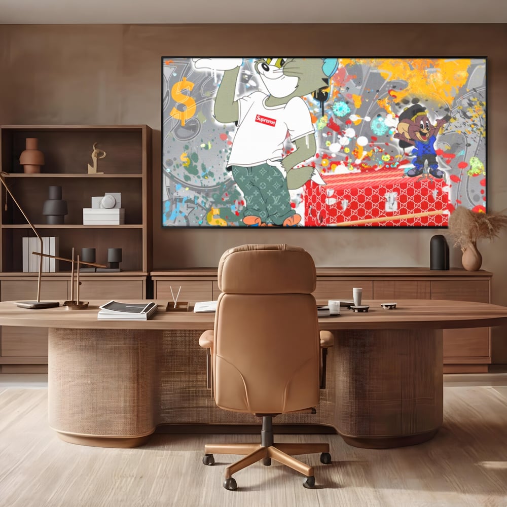 Tablou canvas cu tablou canvas cu tom si jerry, in rama de aluminiu negru, pe perete intr-un birou